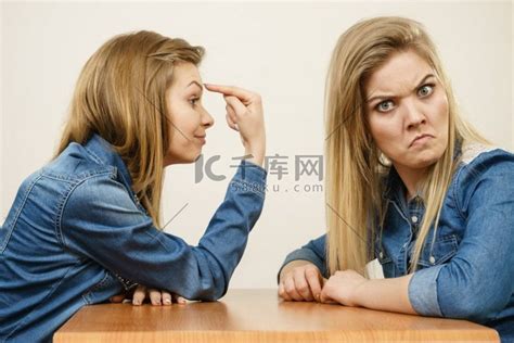 两个女人争吵着嘲笑对方生气。高清摄影大图-千库网