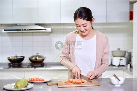 家庭主妇居家下厨切菜居家做饭高清图片下载-正版图片501714395-摄图网