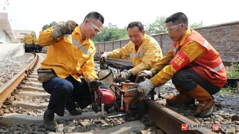 河南许昌：京广线集中整修开启 大型养路机械施工忙-人民图片网
