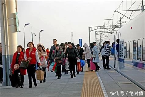 旅途：高铁乘务员，笑容里映着最美的节日 - 视点头条 - 湖南日报网 - 华声在线
