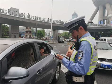 上海交警“五一”假期严查超载:5座小轿车坐“5大1小”要记6分！ - 周到上海