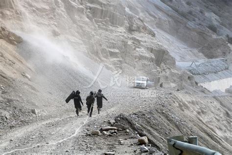 西藏林芝：警察逆行穿越流沙飞石区解救被困群众-人民图片网