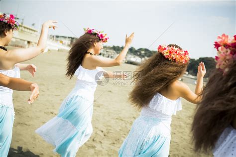 沙滩上跳舞的舞蹈团队高清图片下载-正版图片502152092-摄图网