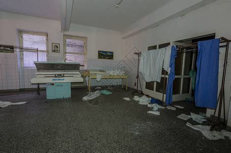 走廊在被遗弃的医院里画高清图片下载-正版图片504389134-摄图网