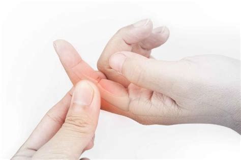 手指关节疼痛肿胀的原因（手指关节疼痛肿胀怎么缓解） | 说明书网