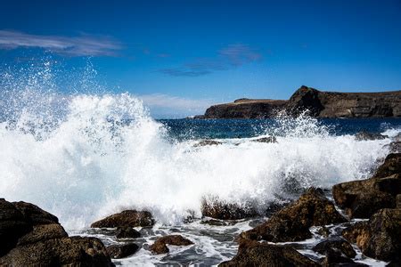 翻滚的蓝色海浪图片-蓝天背景下蓝色大海上翻滚的蓝色波浪素材-高清图片-摄影照片-寻图免费打包下载