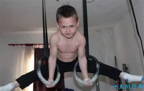世界最强壮的小男孩 网友：影响发育！|世界最强壮的小男孩