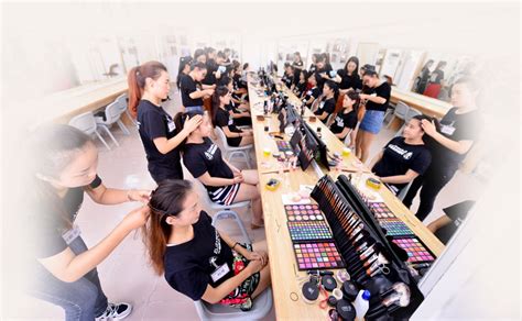 • 彩妆班学员为佛山电视台《见多识广》节目化妆造型•
