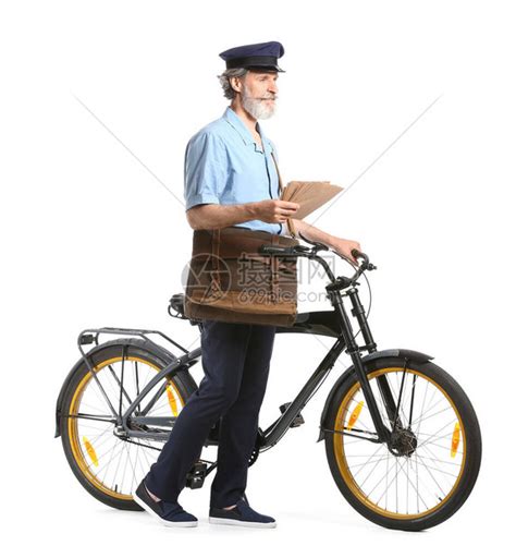 英俊的老邮递员与白色背景上的自行车高清图片下载-正版图片504058304-摄图网