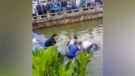 苏州一车辆坠河有小孩被困，群众跳河砸窗划船救出_凤凰网视频_凤凰网