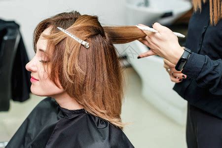做女发型的美发师高清图片下载-正版图片502668818-摄图网