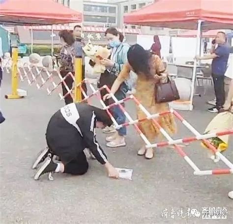 韩国高考日 学弟学妹下跪为考生加油_新浪图片