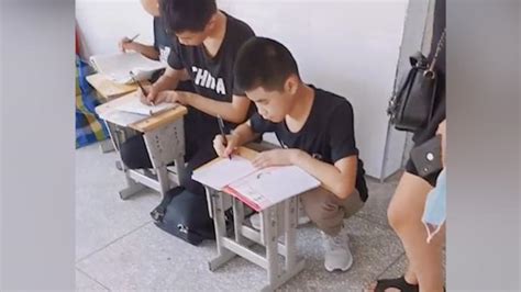学生暑假作业不合格趴教室外狂补 网友：像极了从前的自己_中国网