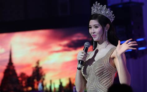 泰国人妖皇后爆乳美呆引人围观拍照-北京时间