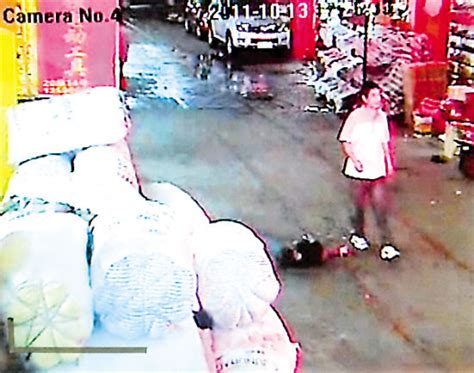 两岁女童连遭2车碾压 十余名路人见死不救(组图) - 图片新闻 - 文明风