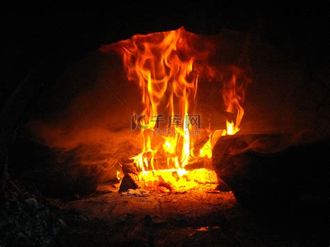从炉子里冒出的火高清摄影大图-千库网