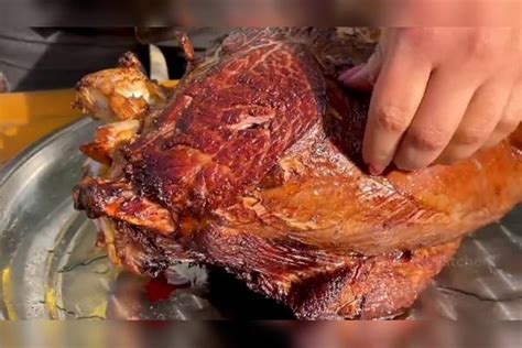俄罗斯,一顿饭吃掉50斤瘦肉,将一整只鸵鸟腿放进烤炉制作独特美食