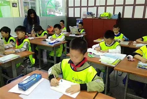 龙泉驿区社区教育中心召开2022年暑期“爱心托管”班培训会