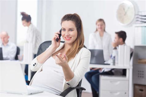 怀孕的人工作图片-孕妇上班工作中素材-高清图片-摄影照片-寻图免费打包下载