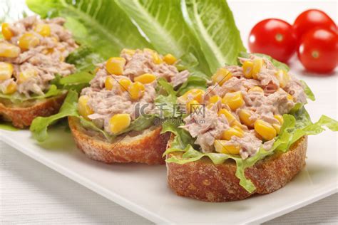 金枪鱼三明治配白色背景上的玉米高清摄影大图-千库网