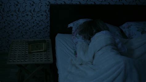 一个女孩在晚上躺在床上，不能睡觉看着天花板的特写。从上面的观点视频素材_ID:VCG42N1079032110-VCG.COM