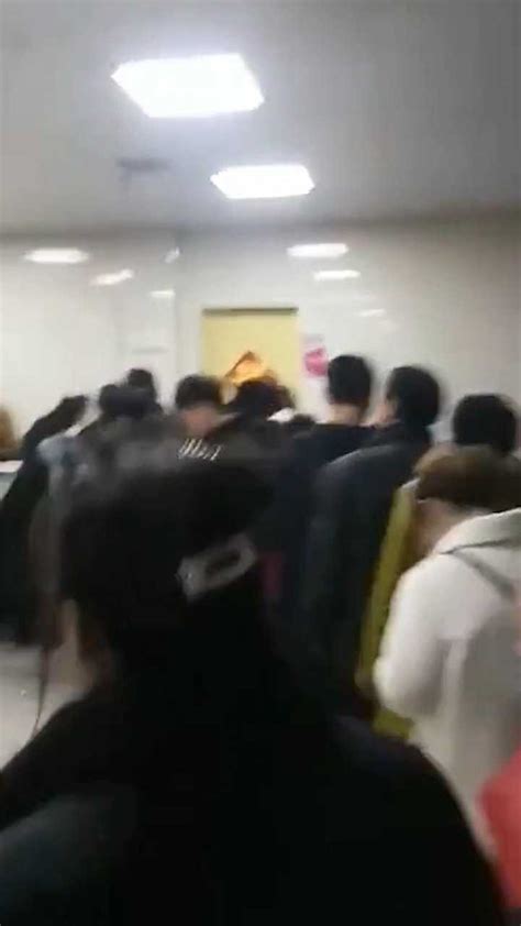 民政局拍到的一幕，离婚队伍排到门口，这是为什么？_腾讯视频