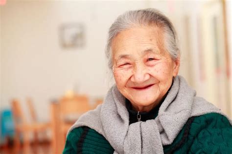 寿命“藏”在脸上，老人脸上有4个特征，说明身体硬朗，或能长寿_凤凰网健康_凤凰网