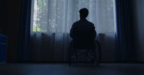 医院里坐在轮椅上孤独的病人背影mp4格式视频下载_正版视频编号3539329-摄图网