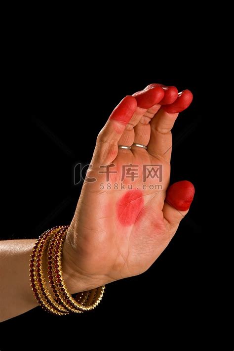 女子的手在展示印度古典舞蹈Bharata Natyam的Sarpashira hasta(手势，也叫mudra)(意为蛇罩)。也用于印度舞蹈 ...