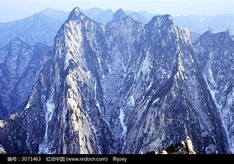 这座国际性山峰，分属于两个国家，顶峰位于中国境内