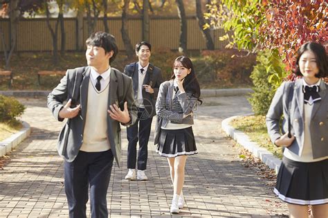 穿着校服上学的韩国初高中生高清图片下载-正版图片502237495-摄图网