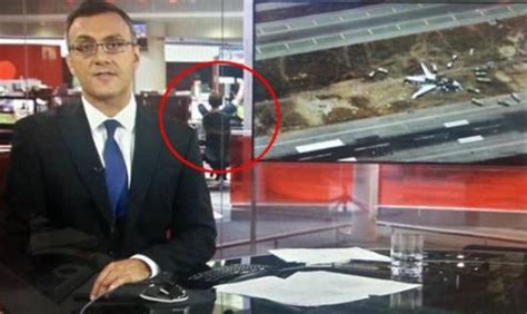 尴尬！直播画面突然切回演播室，BBC主播被拍到双脚翘桌看手机
