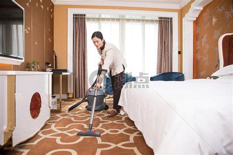 酒店保洁员客房洗漱区域整理清洁高清图片下载-正版图片501705261-摄图网