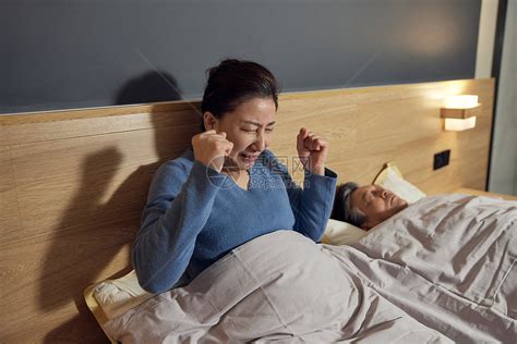 丈夫睡觉打呼生气的妻子高清图片下载-正版图片502354412-摄图网