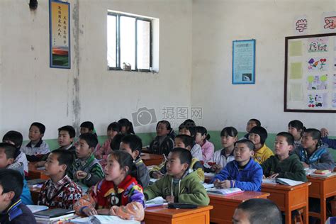 贫困山区里正在教室里读书上课的留守儿童高清图片下载-正版图片500538094-摄图网