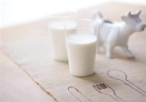 睡前喝牛奶的好处 喝对牛奶助你轻松入眠|牛奶|血钙|色氨酸_新浪新闻