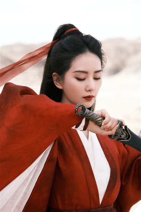 刘诗诗《一念关山》海报写真 一身红衣英姿飒爽——上海热线娱乐频道