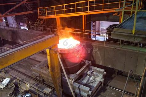 铸造厂中金属的冶炼高清摄影大图-千库网