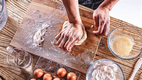 厨师混合蛋黄糖和面粉做面包高清图片下载-正版图片503941228-摄图网