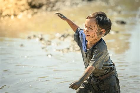 最新国外研究：不要害怕脏，玩泥巴能增强孩子的免疫力！