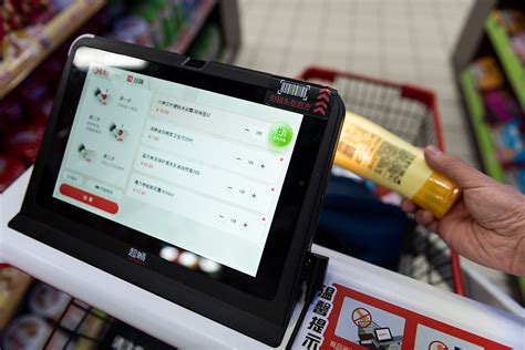 西安一超市推出“自助购物车”，顾客不用排队即可轻松结账__财经头条
