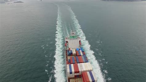 第二艘“中国洋浦港”船籍港货轮正式命名交付 | 中国周刊