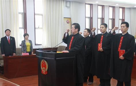 商丘中院新任职法官面对宪法宣誓就职 - 法律资讯网