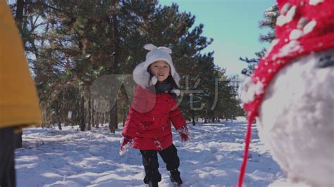 冬至快乐一群小朋友玩耍打雪仗堆雪人小孩儿童图片素材下载 - 觅知网