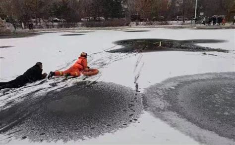 冰面碎裂 男子不慎掉入人工湖 多方接力救援-中国吉林网