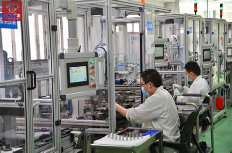 打造中国制造新标杆 探秘吉利西安超级智能黑灯工厂
