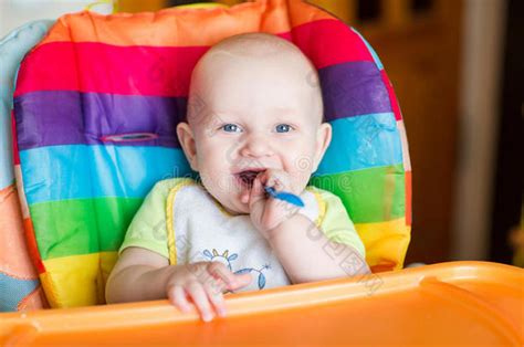 4-18个月宝宝“自主进食训练时间轴”，帮你收获一个吃饭省心的娃|宝宝|果果|吃饭_新浪新闻