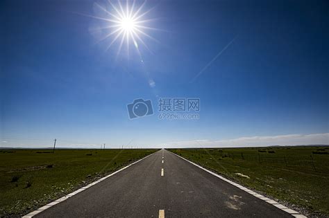广阔草原上的一条公路高清图片下载-正版图片500531167-摄图网