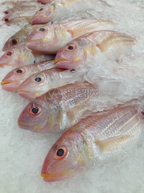 市场上的冰鲜鱼高清图片下载-正版图片505756319-摄图网