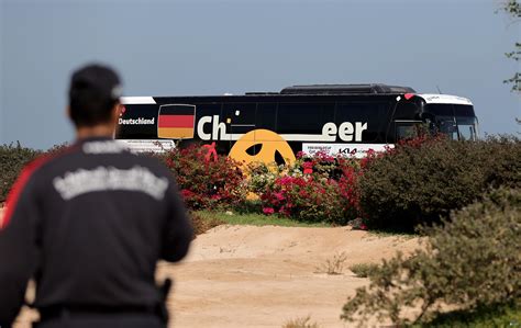 穆勒回首！德国全队乘大巴启程离开卡塔尔，返回德国-直播吧